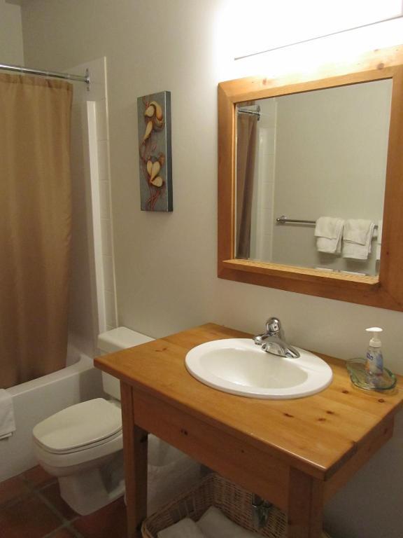 203 At Water'S Edge Apartment Ucluelet Room photo